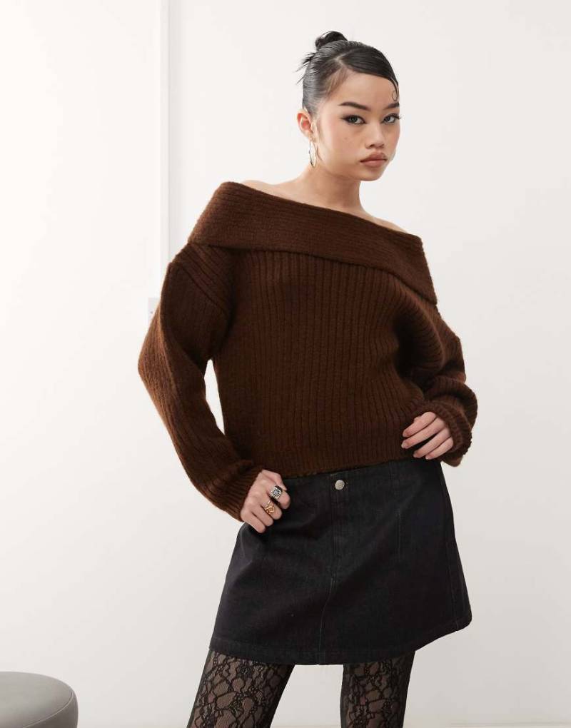 ASOS DESIGN - Schulterfreier Oversize-Strickpullover in Schokobraun von ASOS DESIGN