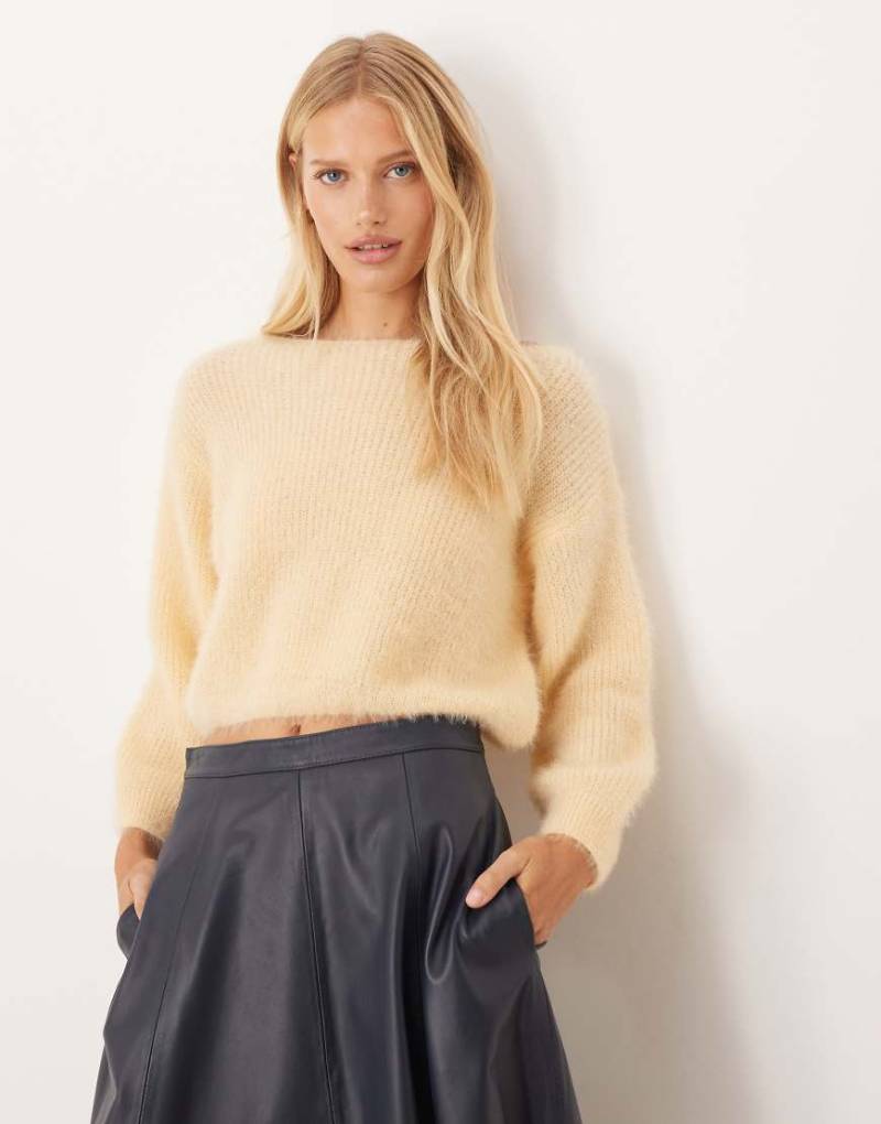 ASOS DESIGN - Schulterfreier Pullover in Buttermilchgelb von ASOS DESIGN