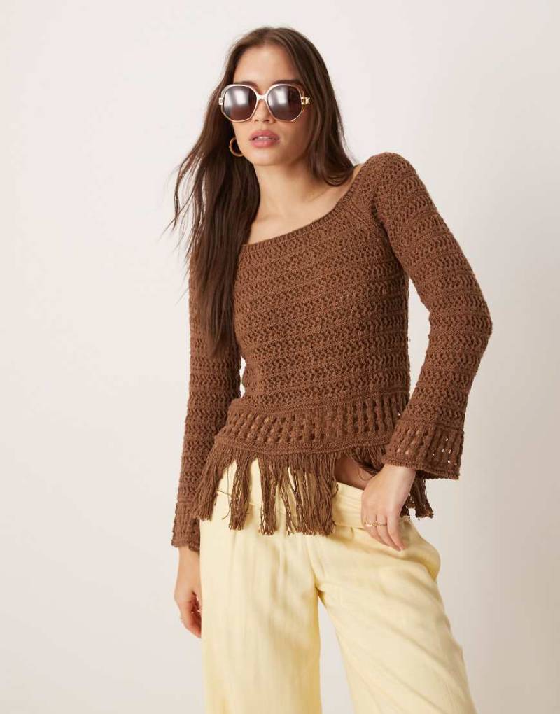 ASOS DESIGN - Schulterfreier Pullover in Schokobraun mit Häkeldesign und Fransensaum von ASOS DESIGN