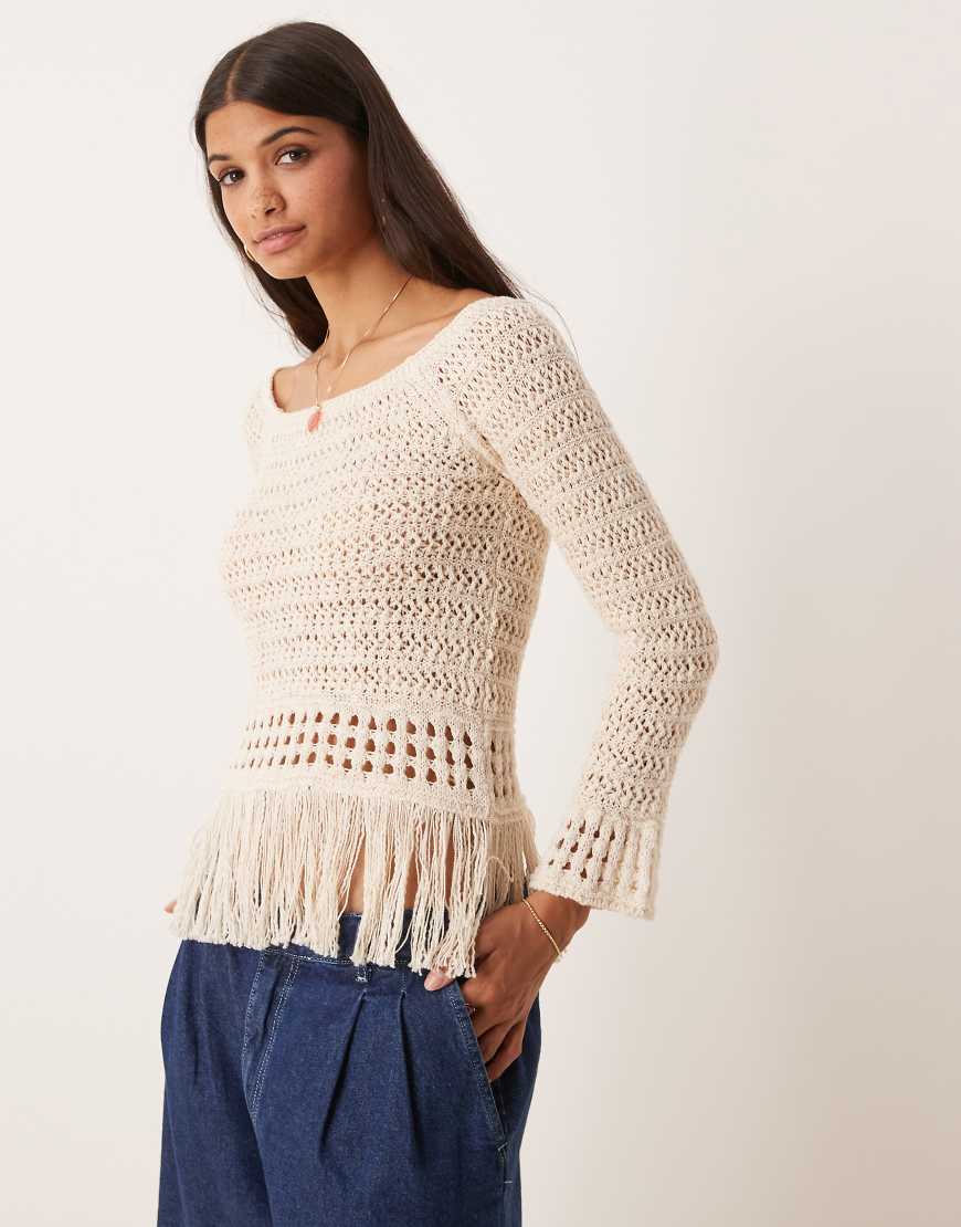 ASOS DESIGN - Schulterfreier Pullover in Steinbeige mit Häkeldesign und Fransensaum-Neutral von ASOS DESIGN