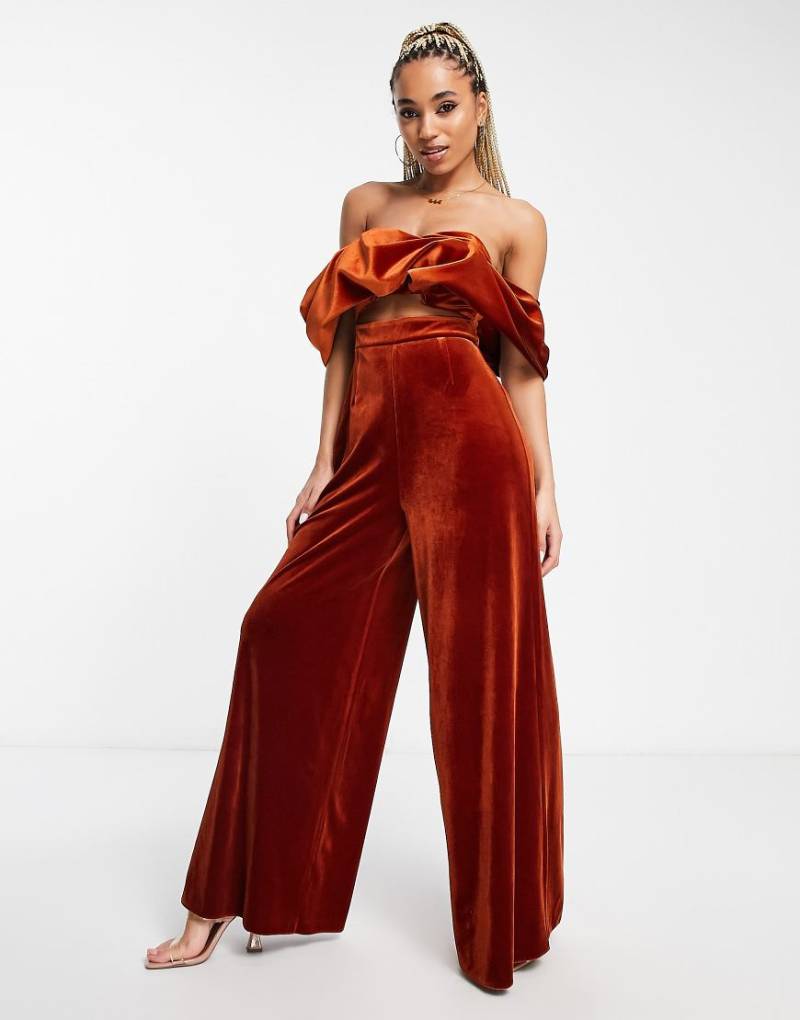 ASOS DESIGN - Schulterfreier Samt-Jumpsuit in Rostrot mit weitem Bein-Braun von ASOS DESIGN