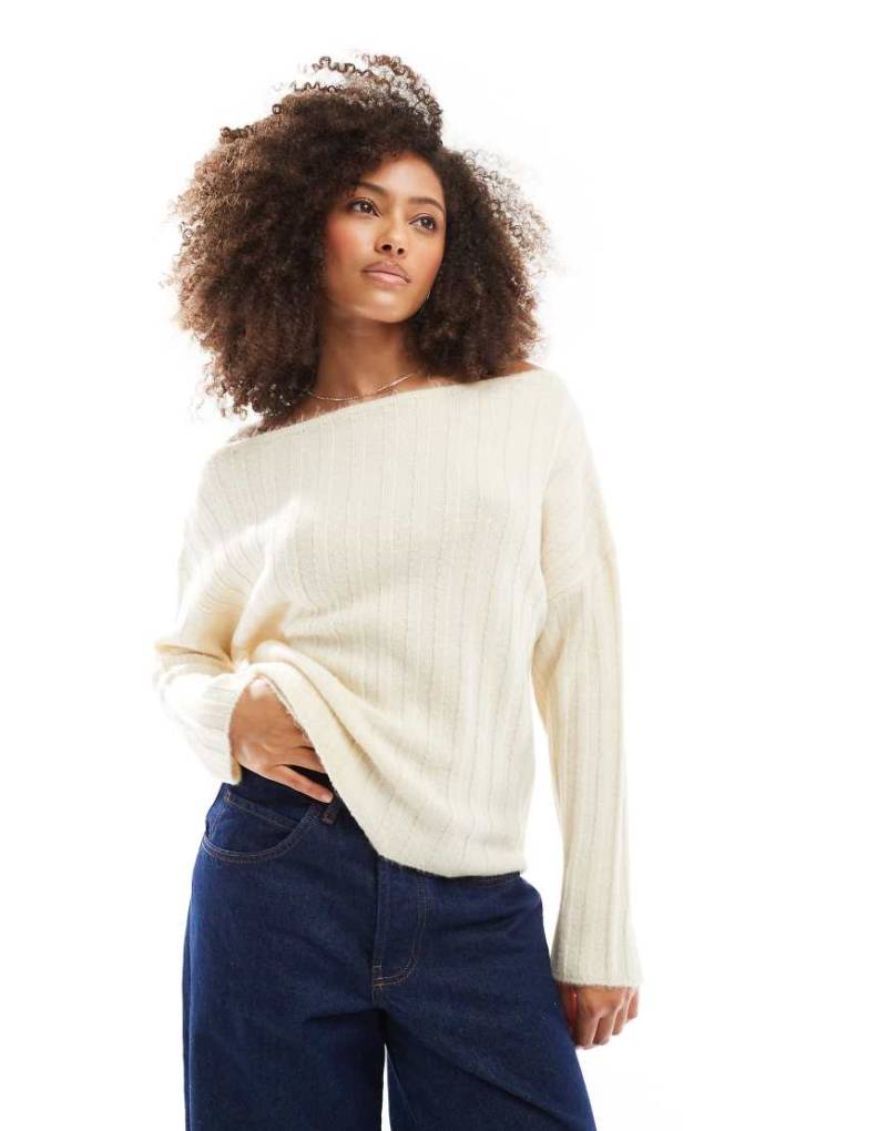 ASOS DESIGN - Lockerer, schulterfreier Pullover aus Rippstrick in Creme-Weiß von ASOS DESIGN