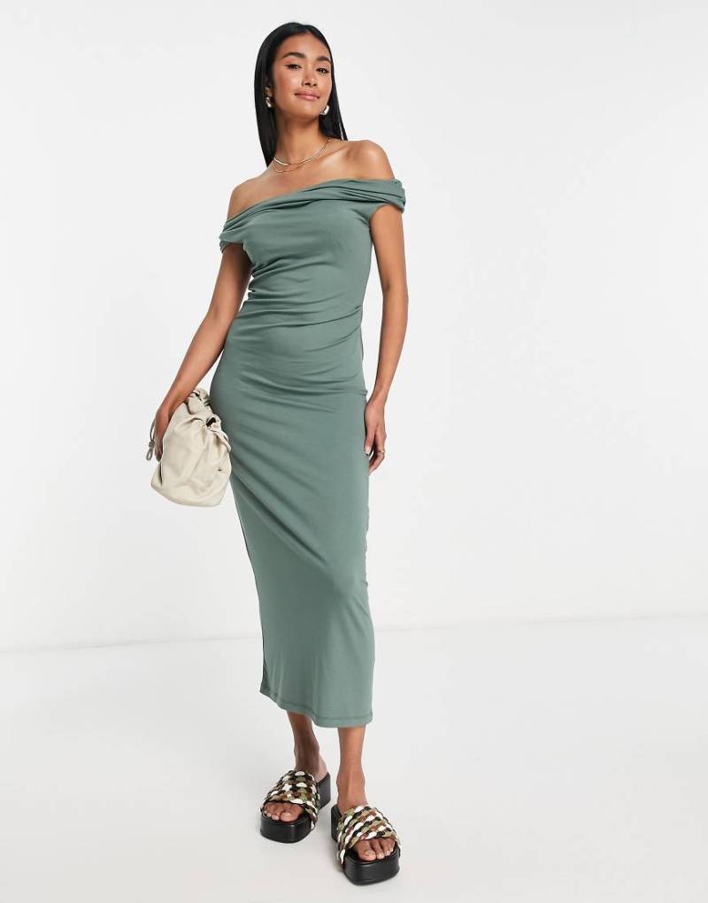 ASOS DESIGN - Schulterfreies, ärmelloses Maxikleid in Khaki mit Drapierungen-Grün von ASOS DESIGN