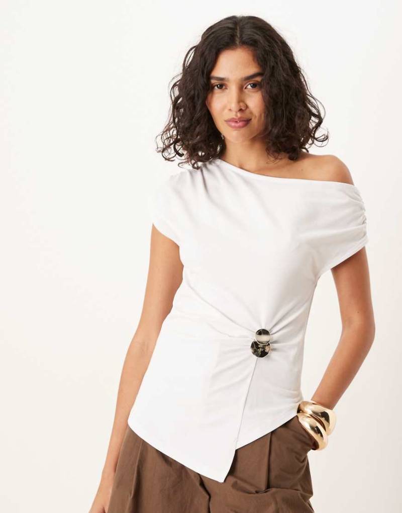 ASOS DESIGN - Schulterfreies, drapiertes T-Shirt in Weiß mit Raffung und Metall-Detail ASOS DESIGN - Schulterfreies, drapiertes T-Shirt in Weiß mit Raffung und Metall-Detail von ASOS DESIGN