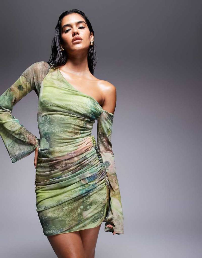 ASOS DESIGN - Schulterfreies, gerafftes Minikleid aus Netzstoff mit abstraktem Print und Trompetenärmeln-Bunt von ASOS DESIGN