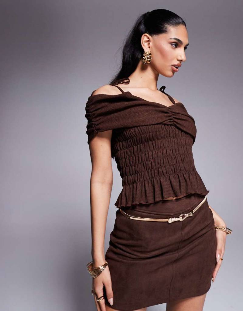 ASOS DESIGN - Schulterfreies, gesmoktes Crop Top in Braun mit Bindebändern an der Schulter von ASOS DESIGN