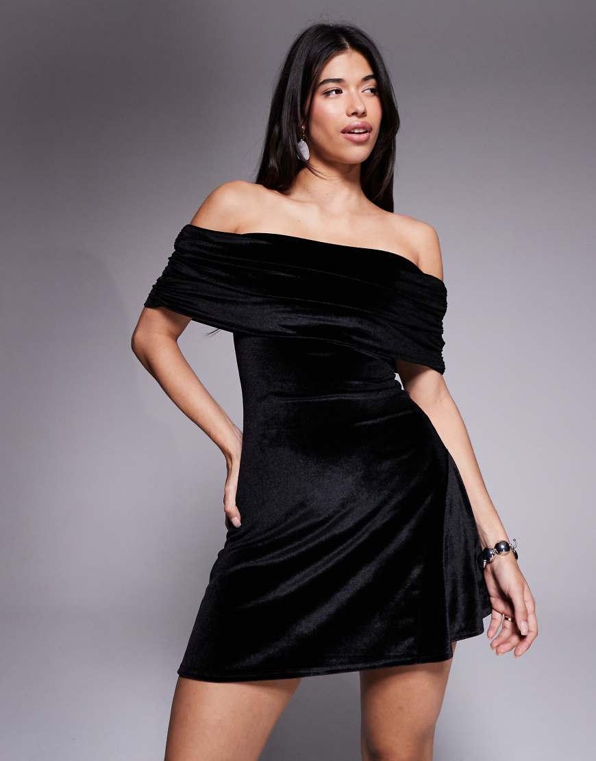 ASOS DESIGN - Schulterfreies, kurzes Skater-Kleid aus Samt in Schwarz von ASOS DESIGN