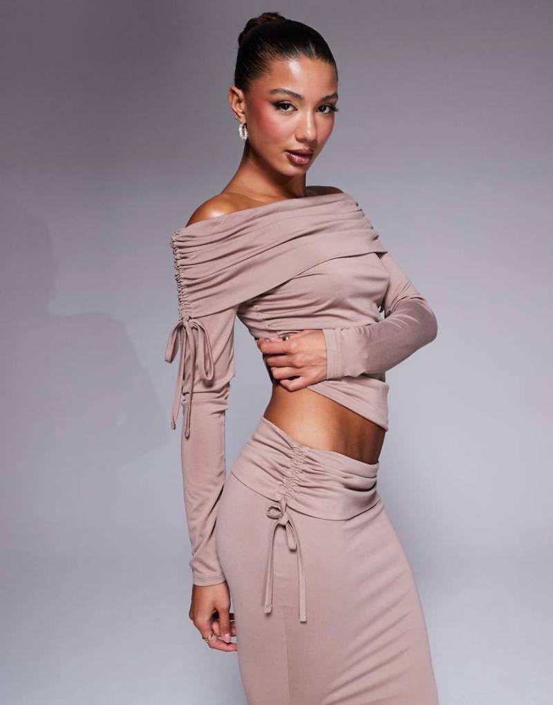 ASOS DESIGN - Weiches, schulterfreies Oberteil in Nerzrosa mit langen Ärmeln und Raffung-Lila von ASOS DESIGN