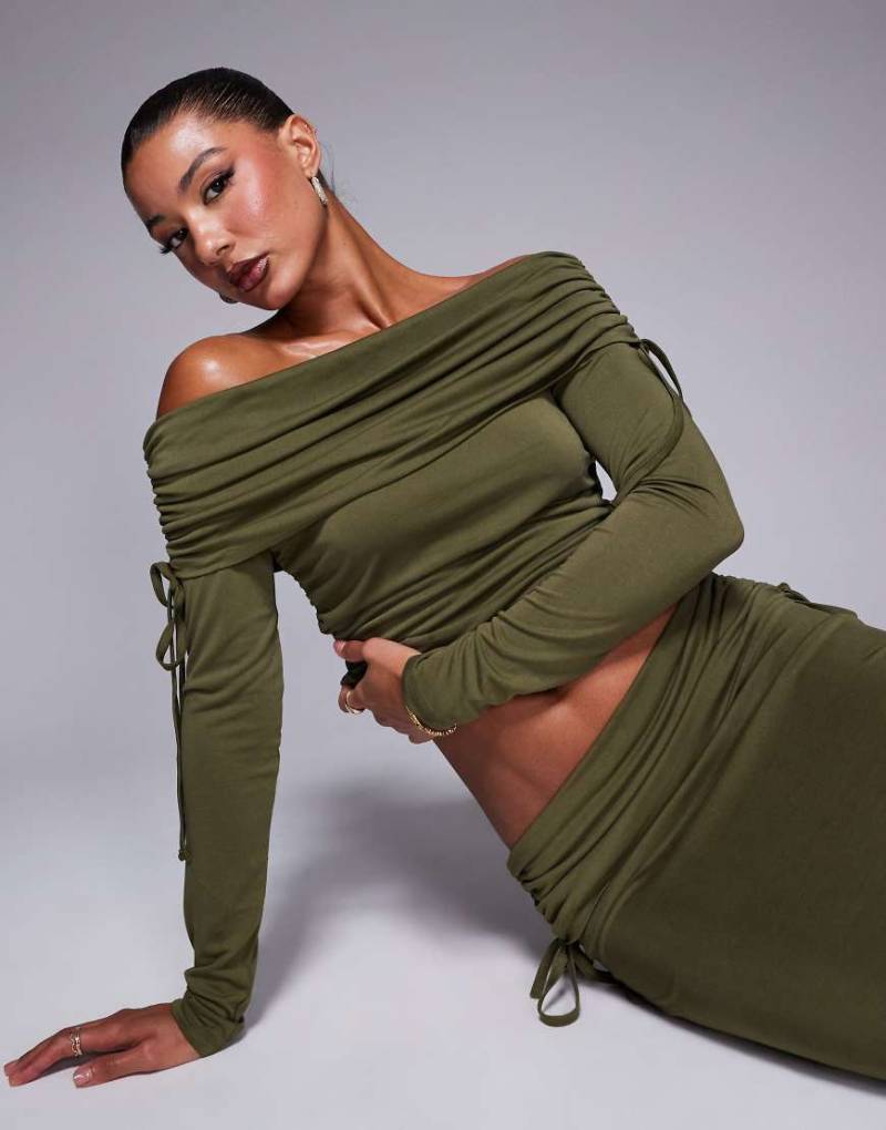 ASOS DESIGN - Weiches, schulterfreies Oberteil in Olivgrün mit langen Ärmeln und Raffung von ASOS DESIGN