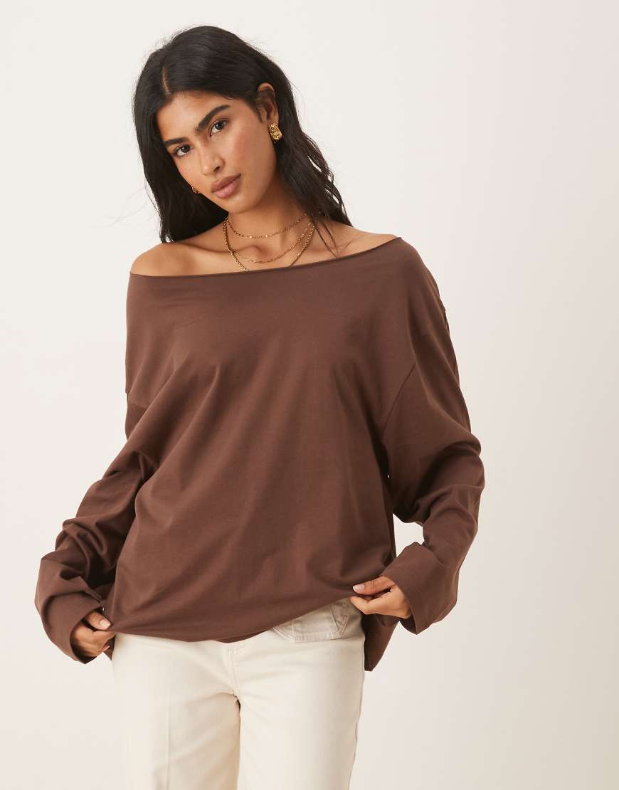 ASOS DESIGN - Schulterfreies, langärmliges T-Shirt in Schokobraun-Brown ASOS DESIGN - Schulterfreies, langärmliges T-Shirt in Schokobraun-Brown von ASOS DESIGN