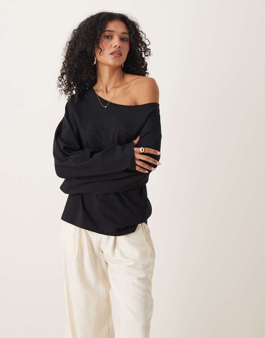 ASOS DESIGN - Schulterfreies, langärmliges T-Shirt in Schwarz ASOS DESIGN - Schulterfreies, langärmliges T-Shirt in Schwarz von ASOS DESIGN