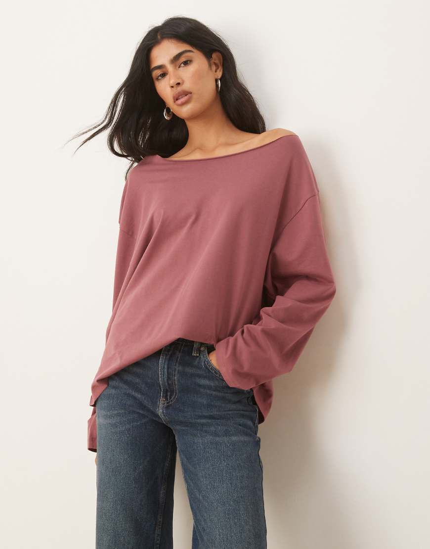 ASOS DESIGN - Schulterfreies, langärmliges T-Shirt in dunklem Rosé-Brown ASOS DESIGN - Schulterfreies, langärmliges T-Shirt in dunklem Rosé-Brown von ASOS DESIGN