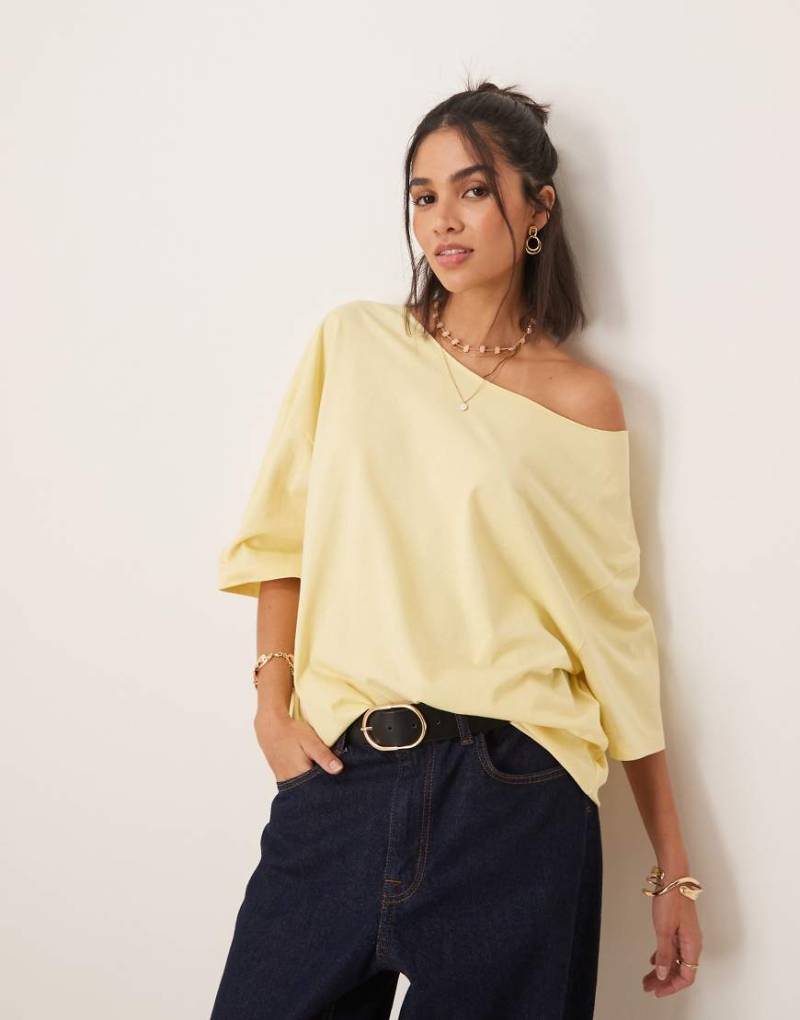 ASOS DESIGN - Schulterfreies, locker sitzendes Oversize-T-Shirt in Buttermilch-Gelb von ASOS DESIGN