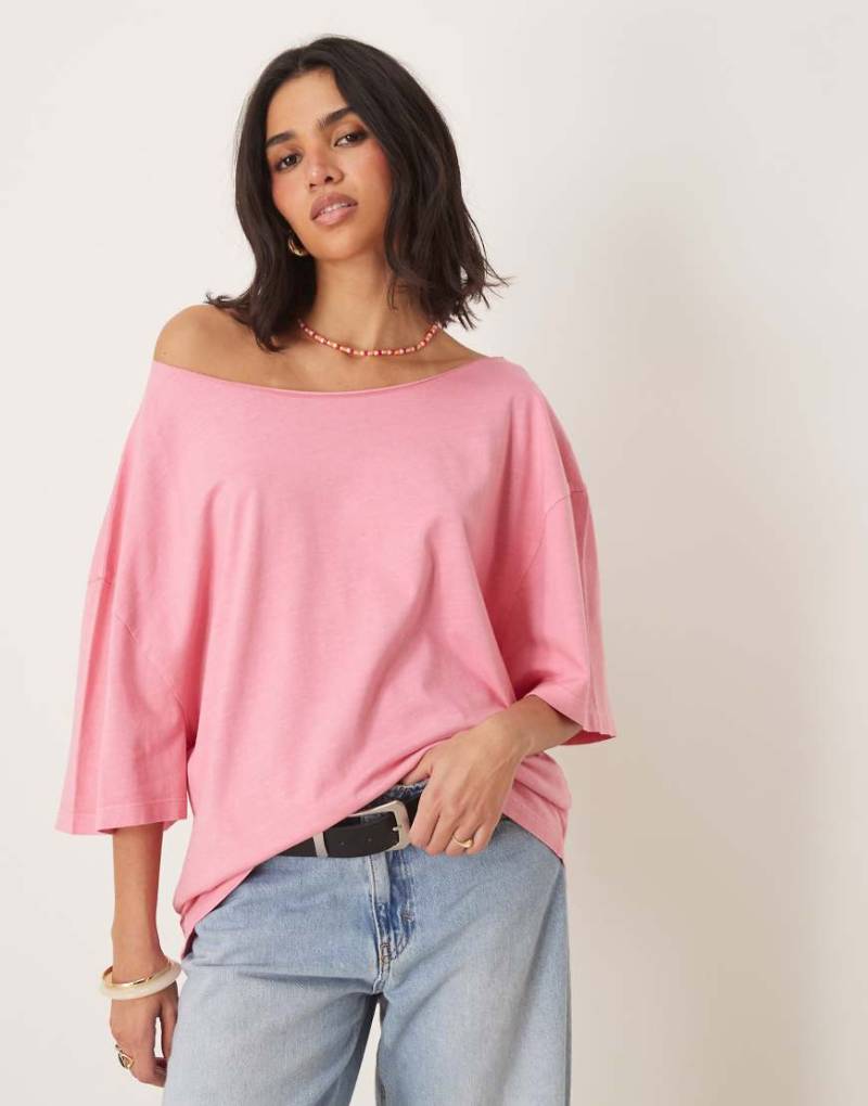 ASOS DESIGN - Schulterfreies, locker sitzendes Oversize-T-Shirt in verwaschenem Rosa von ASOS DESIGN