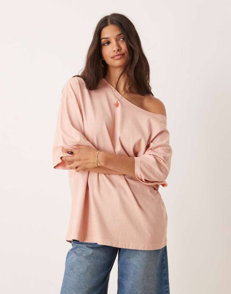 ASOS DESIGN - Schulterfreies, locker sitzendes Oversize-T-Shirt in verwaschenem Rosé-Rosa ASOS DESIGN - Schulterfreies, locker sitzendes Oversize-T-Shirt in verwaschenem Rosé-Rosa von ASOS DESIGN