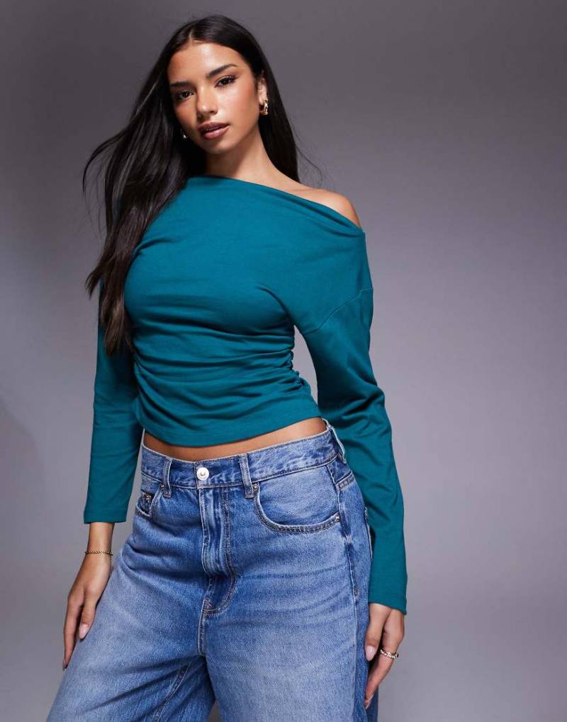 ASOS DESIGN - Schulterfreies, tailliertes Oberteil in Petrol mit langen Ärmeln und asymmetrischem Schnitt-Grün von ASOS DESIGN