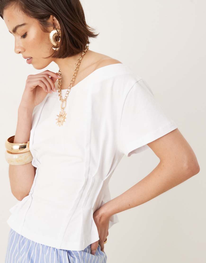ASOS DESIGN - Schulterfreies, tailliertes T-Shirt in Weiß von ASOS DESIGN