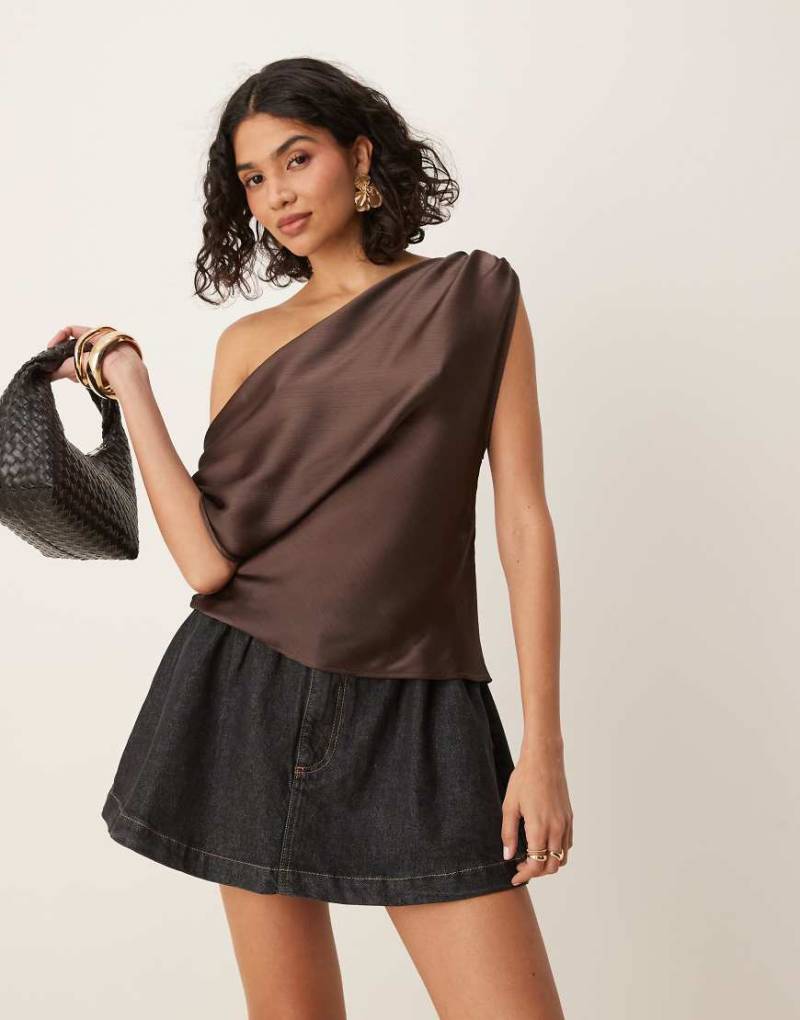ASOS DESIGN - Schulterfreies Chiffon-Oberteil in Schokobraun von ASOS DESIGN