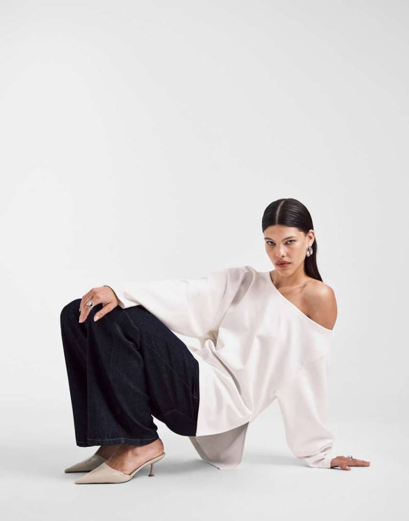 ASOS DESIGN - Schulterfreies Interlock-Sweatshirt in Creme mit Oversize-Schnitt-Weiß von ASOS DESIGN