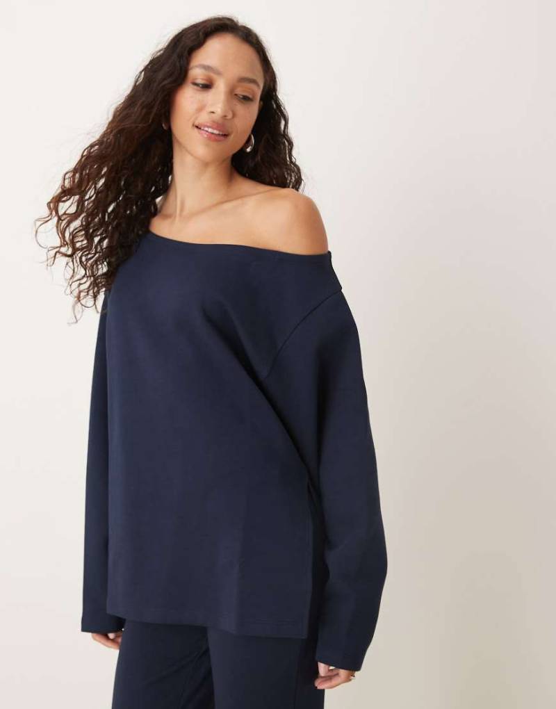 ASOS DESIGN - Schulterfreies Interlock-Sweatshirt in Marineblau mit Oversize-Schnitt von ASOS DESIGN