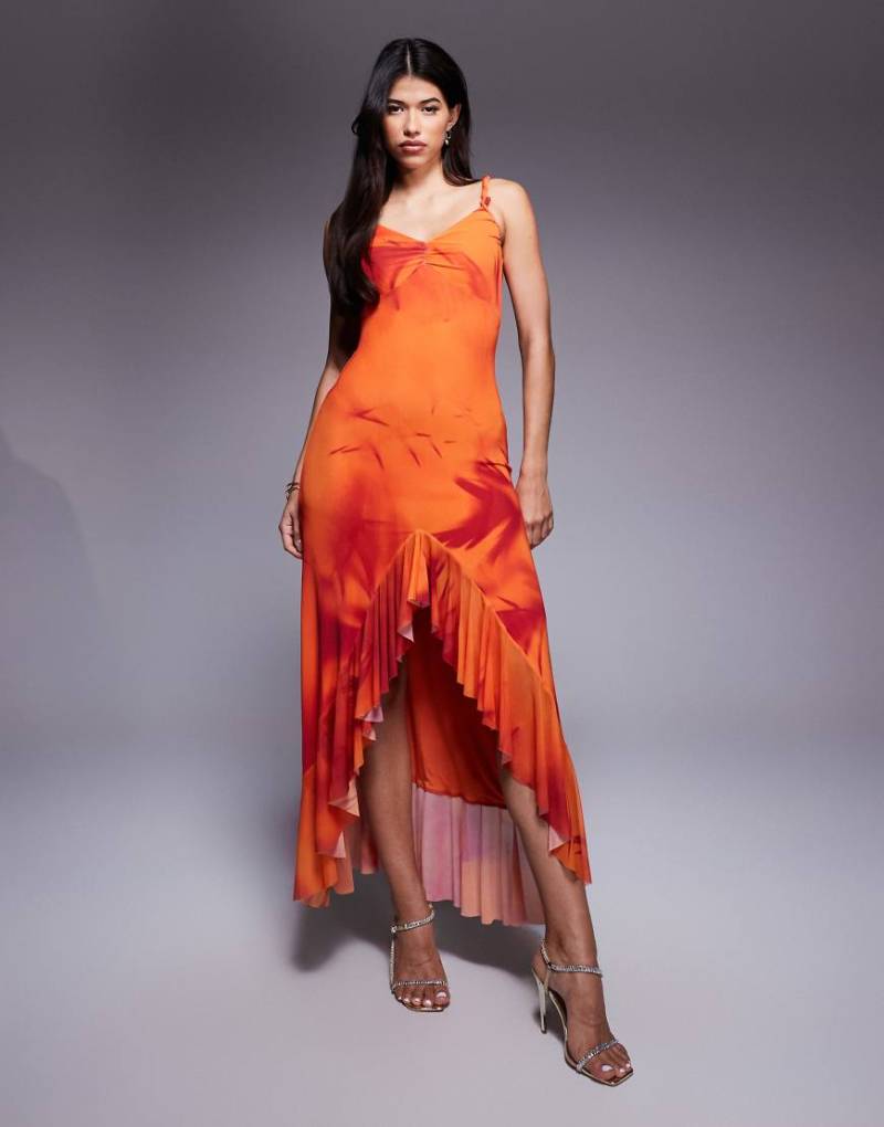 ASOS DESIGN - Schulterfreies Maxikleid aus Netzstoff in Orange mit abstraktem Print und Rüschensaum-Bunt von ASOS DESIGN