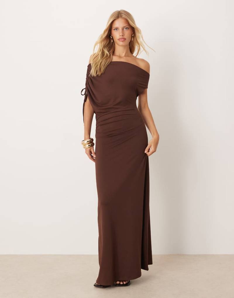 ASOS DESIGN - Schulterfreies Maxikleid in Braun mit Tunnelzug-Neutral von ASOS DESIGN