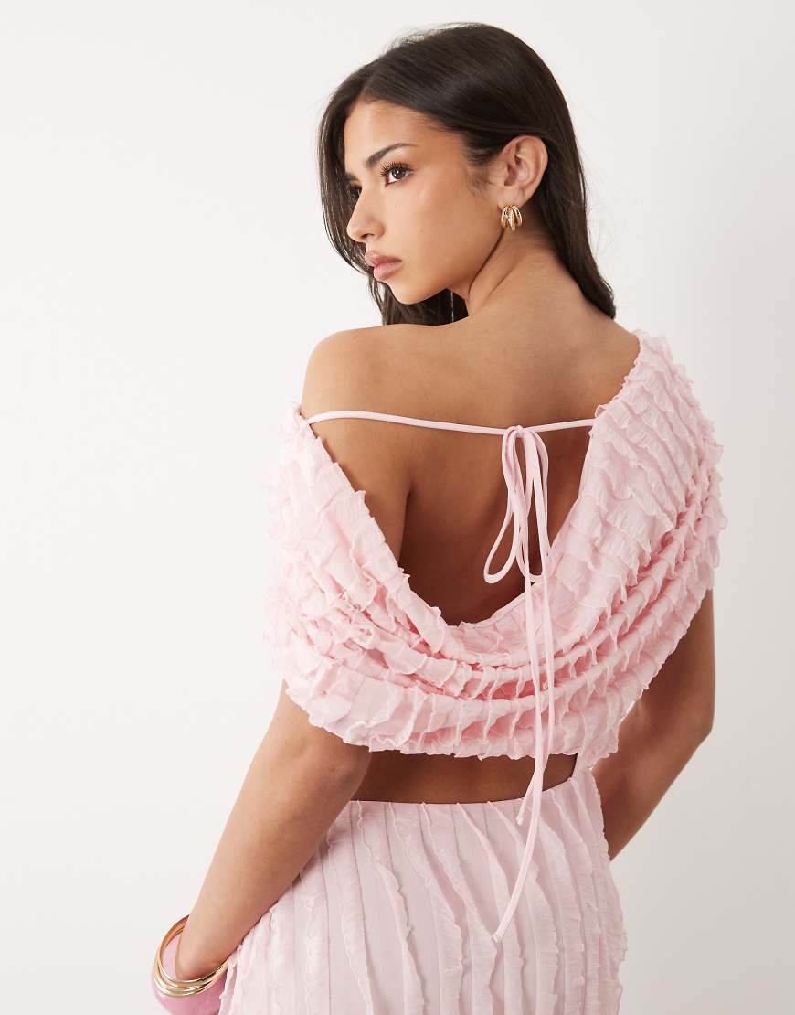 ASOS DESIGN - Schulterfreies Maxikleid in Rosa mit Rüschen und Cut-out-Detail von ASOS DESIGN