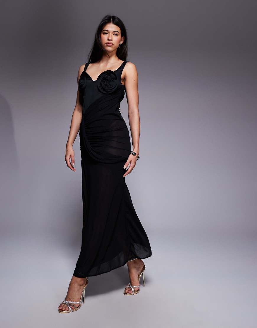 ASOS DESIGN - Schulterfreies Maxikleid in Schwarz mit Blumendetail an der Brust und drapiertem Rock von ASOS DESIGN