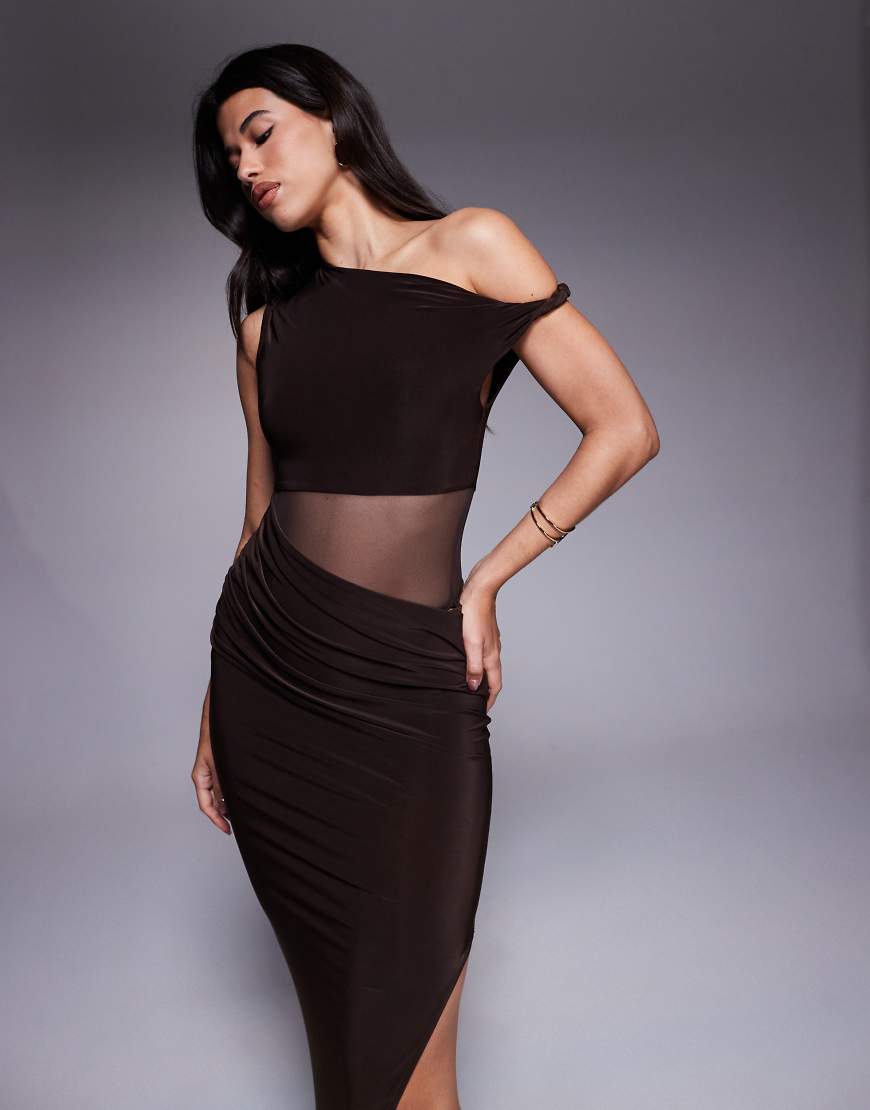 ASOS DESIGN - Schulterfreies Maxikleid mit Netzstoffeinsatz in Braun-Brown von ASOS DESIGN