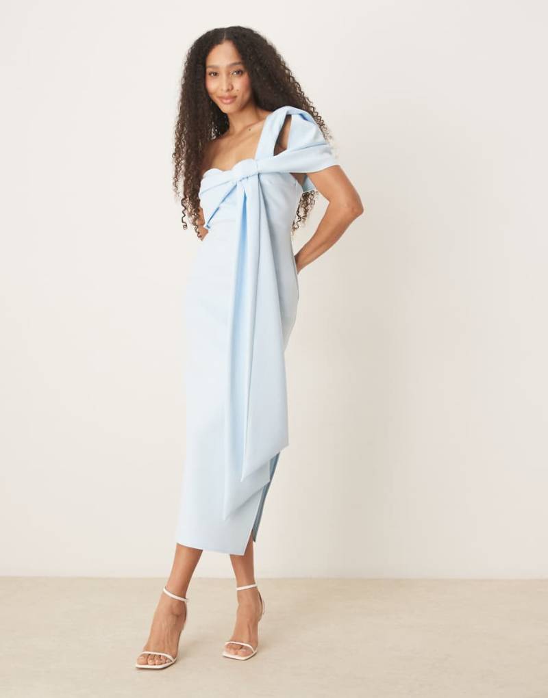 ASOS DESIGN - Schulterfreies Midikleid aus neoprenartigem Stoff in Hellblau mit Schleifendetail von ASOS DESIGN