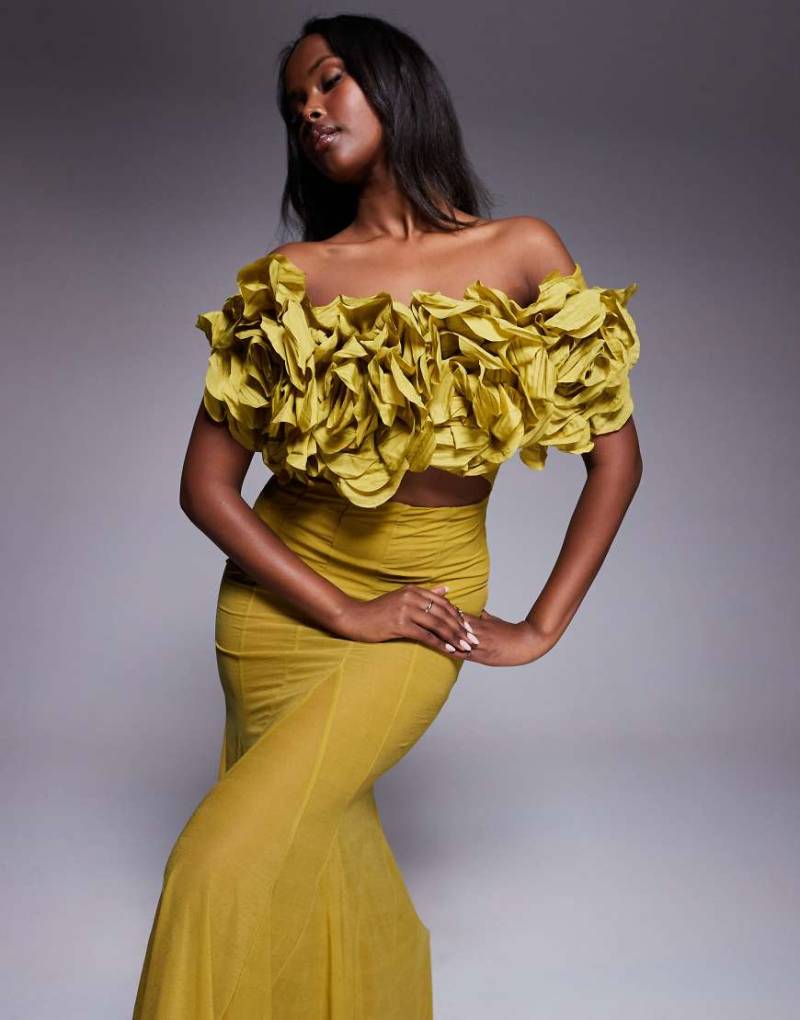 ASOS DESIGN - Premium - Schulterfreies Maxikleid in Olivgrün mit Blumendetail von ASOS DESIGN