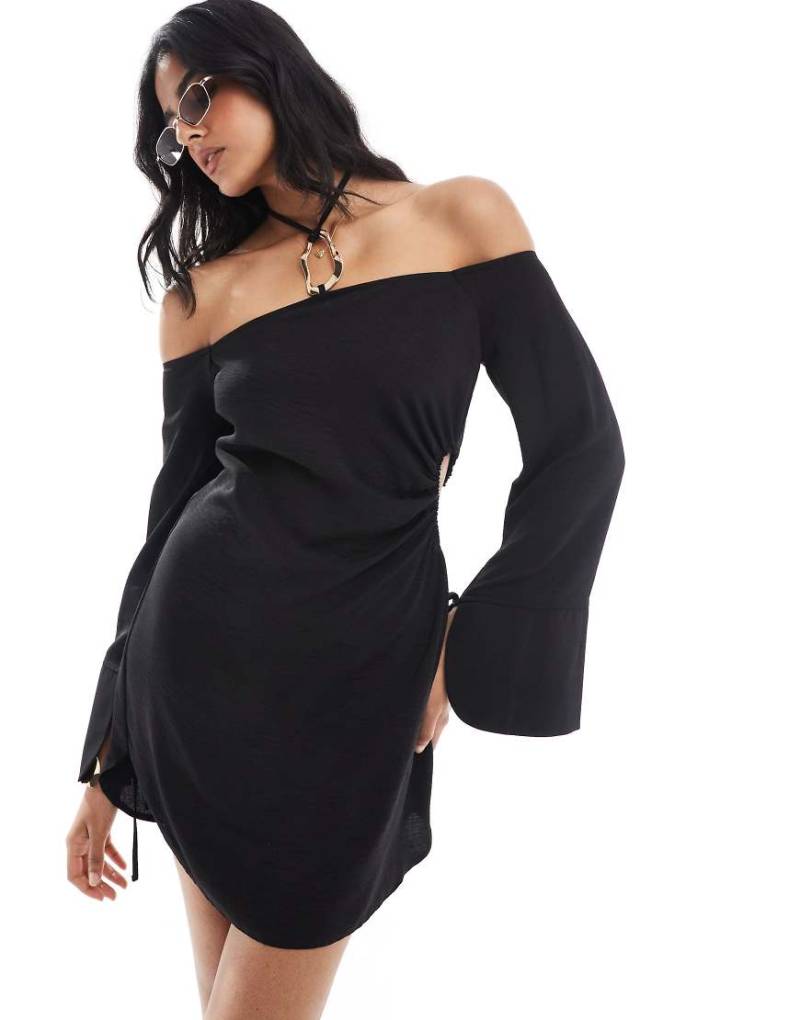 ASOS DESIGN - Schulterfreies Neckholder-Minikleid in Schwarz mit abgerundetem Saum und Metalldetails von ASOS DESIGN