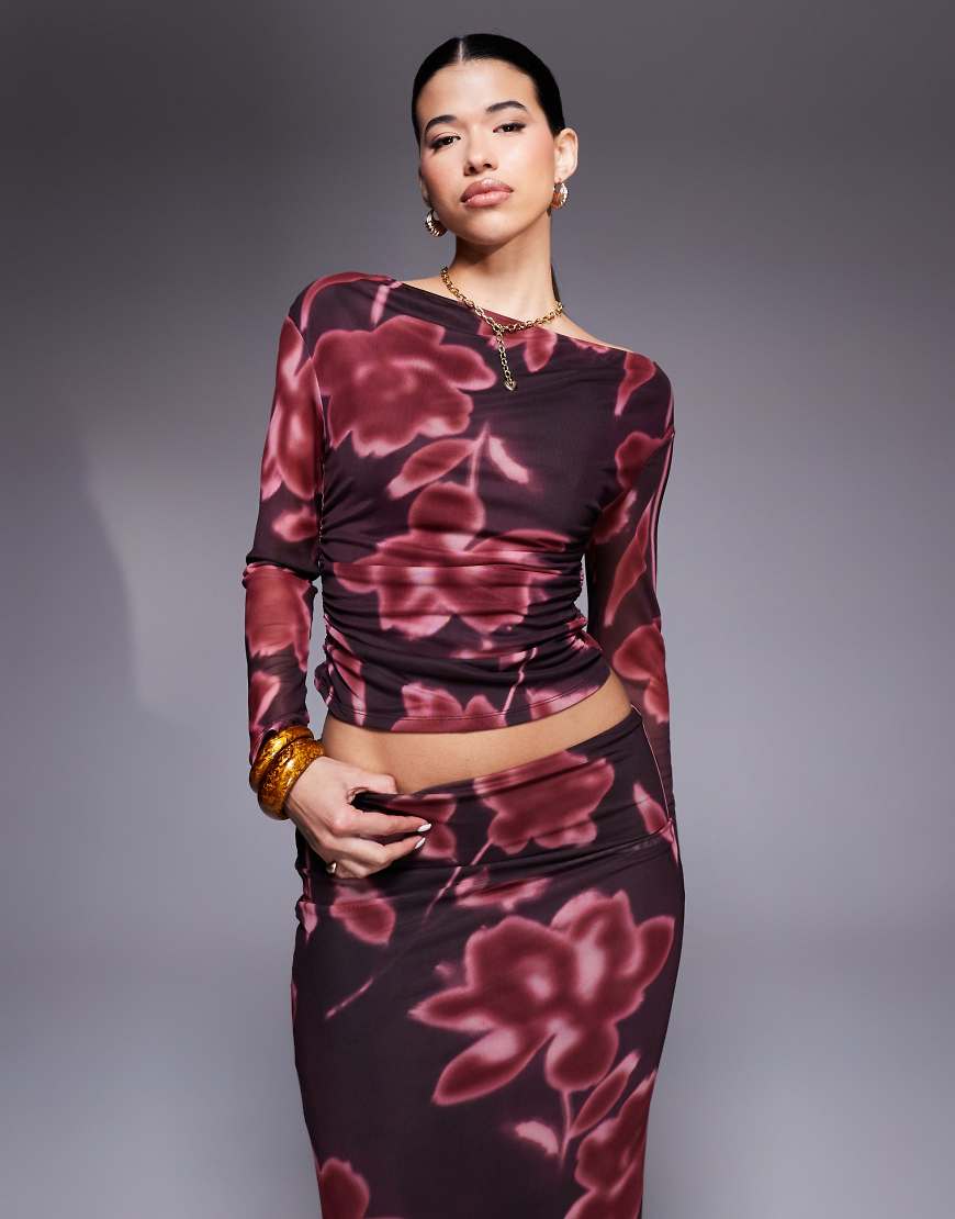 ASOS DESIGN - Schulterfreies Oberteil aus Netzstoff in Burgunderrot mit verschwommenem Blumenmuster, Kombiteil von ASOS DESIGN