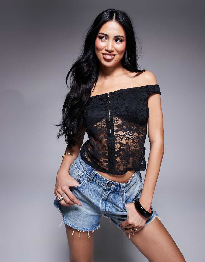 ASOS DESIGN - Schulterfreies Oberteil aus Spitze in Schwarz mit Haken- und Ösendetail von ASOS DESIGN