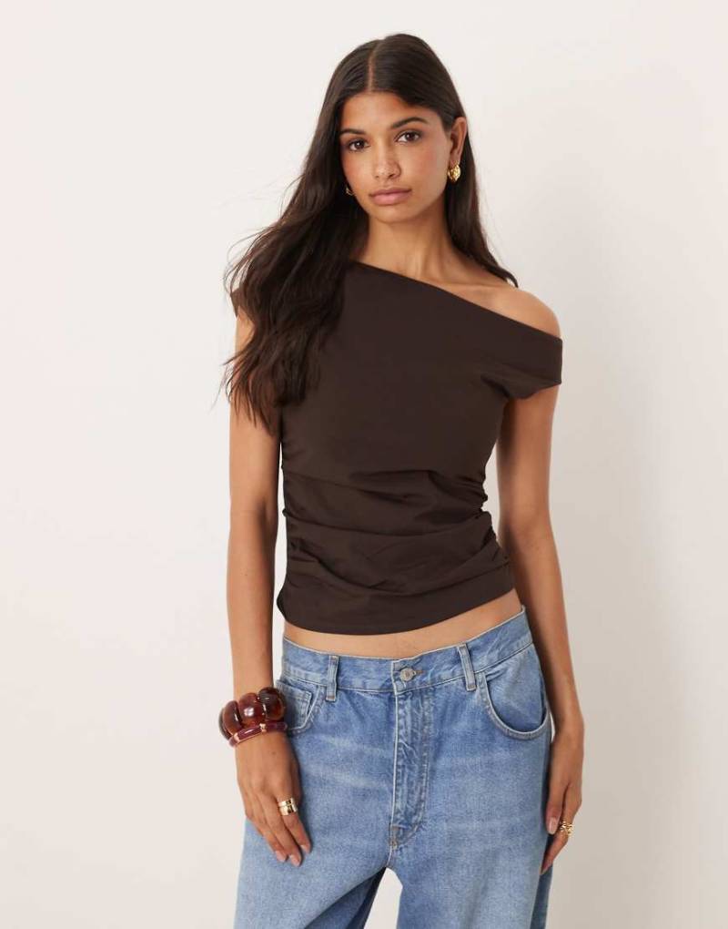 ASOS DESIGN - Schulterfreies Oberteil in Braun mit gerafftem Detail-Brown von ASOS DESIGN
