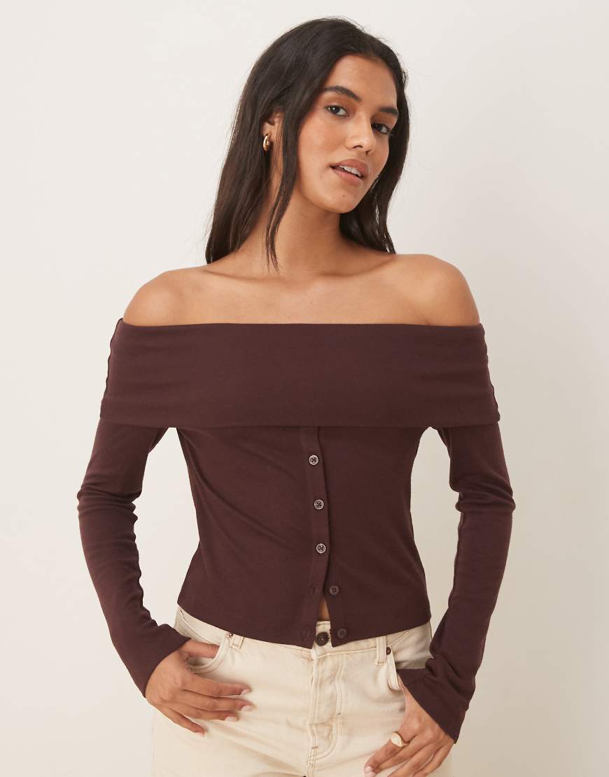 ASOS DESIGN - Schulterfreies Oberteil in Schokobraun mit Knopfleiste-Brown von ASOS DESIGN