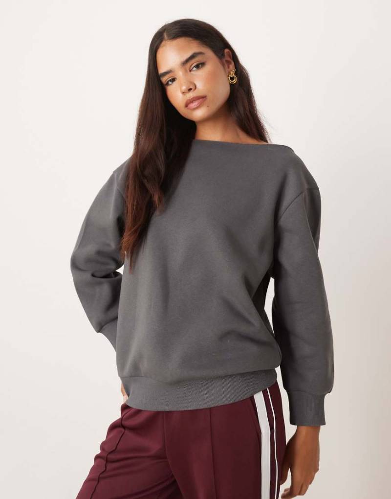 ASOS DESIGN - Schulterfreies Oversize-Sweatshirt in Anthrazit-Weiß von ASOS DESIGN