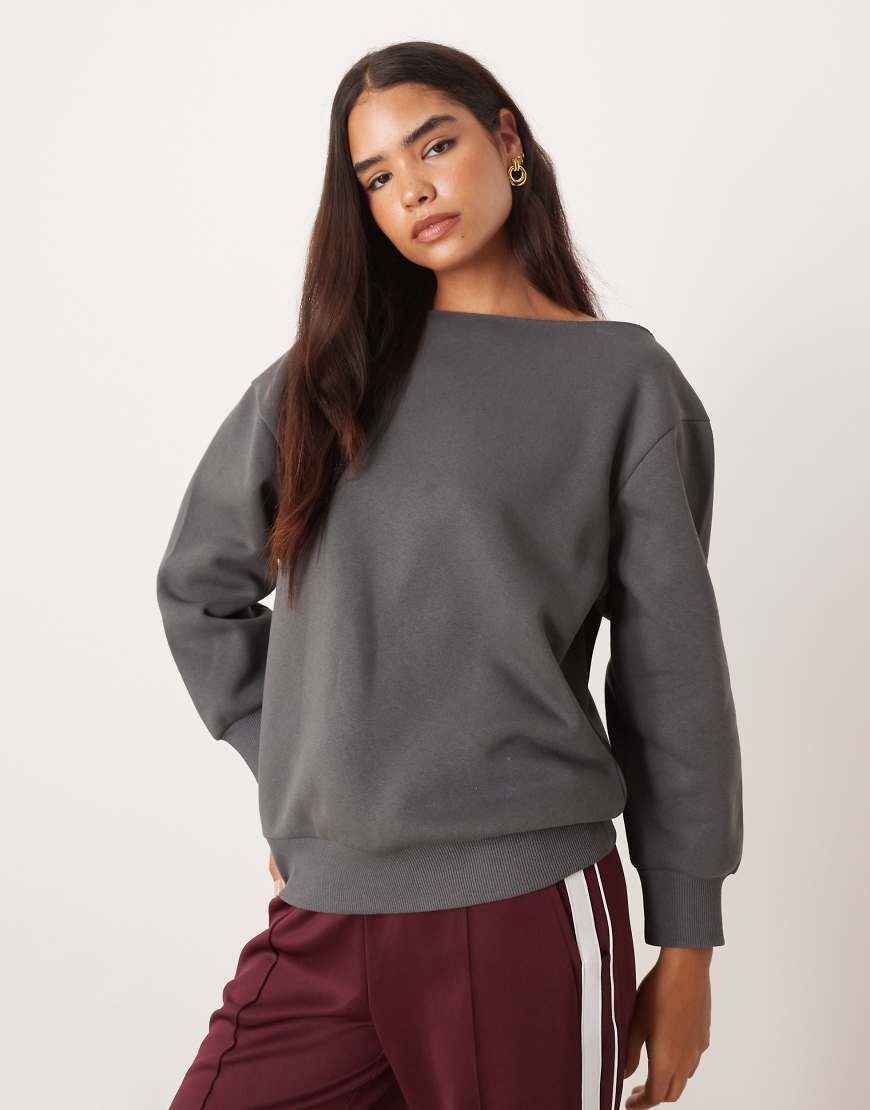 ASOS DESIGN - Schulterfreies Oversize-Sweatshirt in Anthrazit-Weiß von ASOS DESIGN