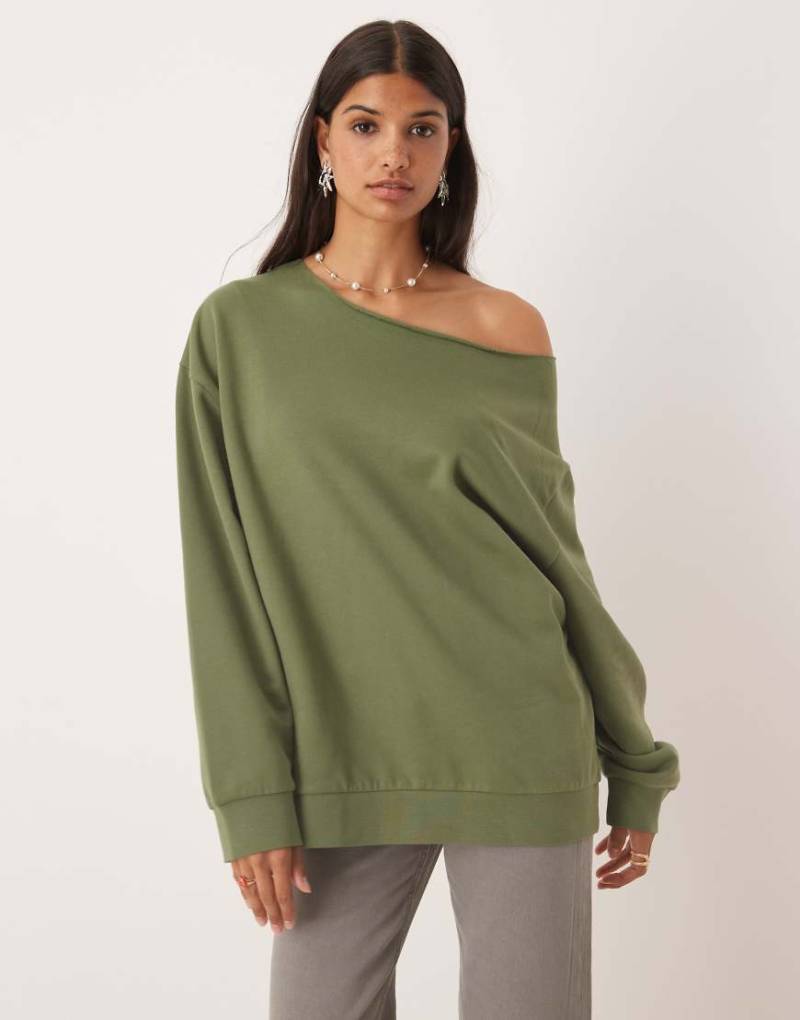 ASOS DESIGN - Schulterfreies Oversize-Sweatshirt in Khaki-Grün von ASOS DESIGN