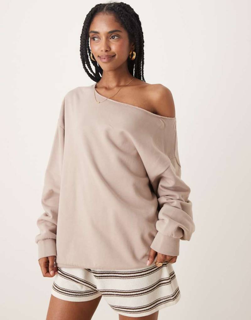 ASOS DESIGN - Schulterfreies Oversize-Sweatshirt in Nerzrosa-Weiß von ASOS DESIGN