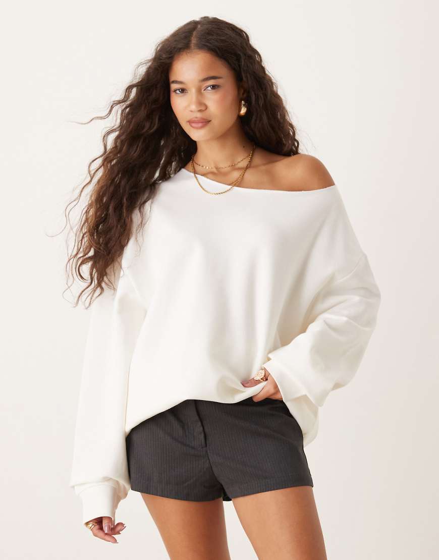 ASOS DESIGN - Schulterfreies Oversize-Sweatshirt in Weiß von ASOS DESIGN