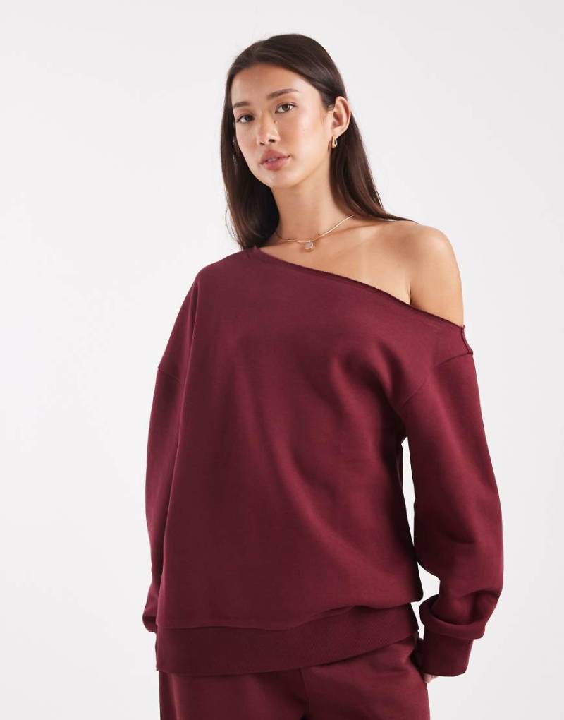 ASOS DESIGN - Schulterfreies Sweatshirt in Burgunderrot mit weicher Innenseite von ASOS DESIGN
