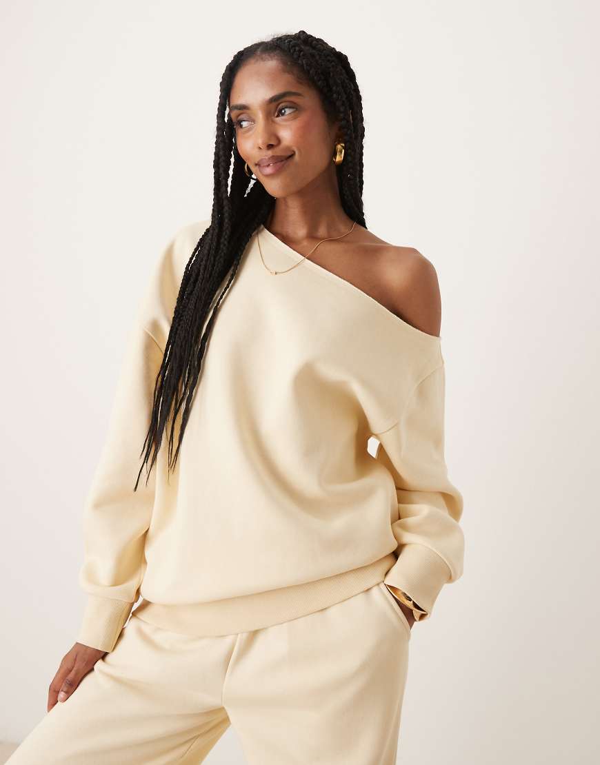 ASOS DESIGN - Schulterfreies Sweatshirt in Buttermilchgelb mit weicher Innenseite ASOS DESIGN - Schulterfreies Sweatshirt in Buttermilchgelb mit weicher Innenseite von ASOS DESIGN