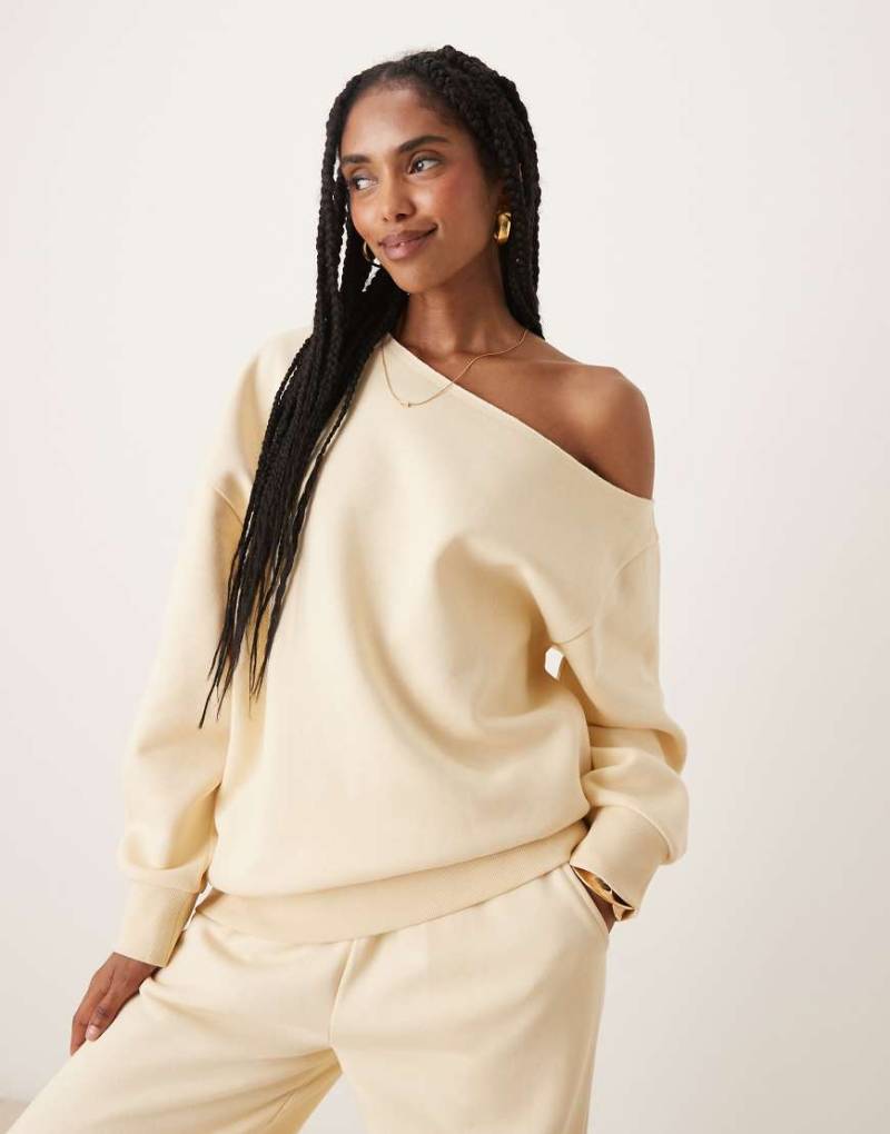 ASOS DESIGN - Schulterfreies Sweatshirt in Buttermilchgelb mit weicher Innenseite von ASOS DESIGN