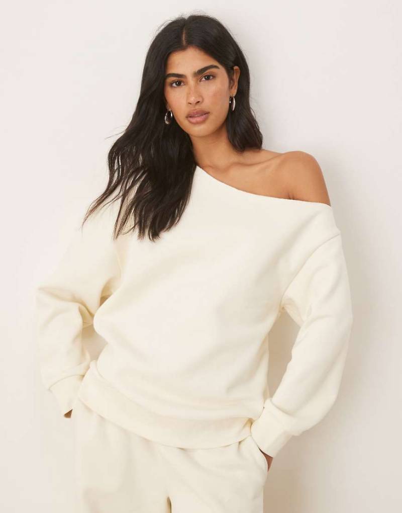 ASOS DESIGN - Schulterfreies Sweatshirt in Creme mit weicher Innenseite-Weiß von ASOS DESIGN