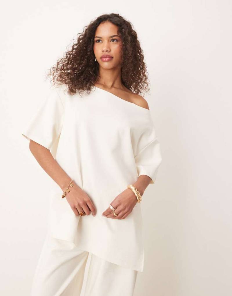 ASOS DESIGN - Schulterfreies Sweatshirt in Kokosmilchweiß aus Interlock, Kombiteil-Neutral von ASOS DESIGN