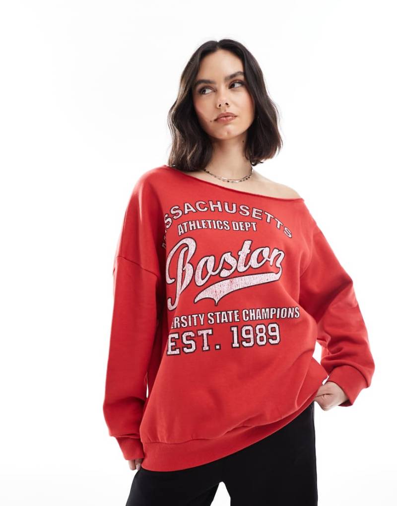ASOS DESIGN - Schulterfreies Sweatshirt in Rot mit „Boston"-Grafik von ASOS DESIGN