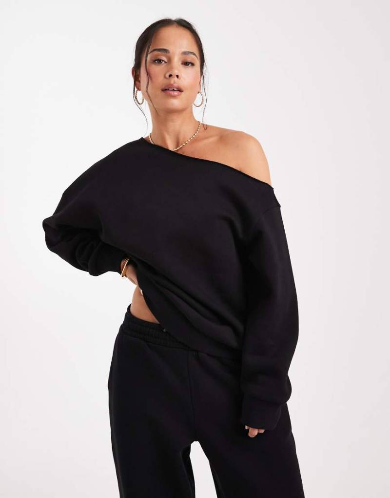 ASOS DESIGN - Schulterfreies Sweatshirt in Schwarz mit weicher Innenseite von ASOS DESIGN