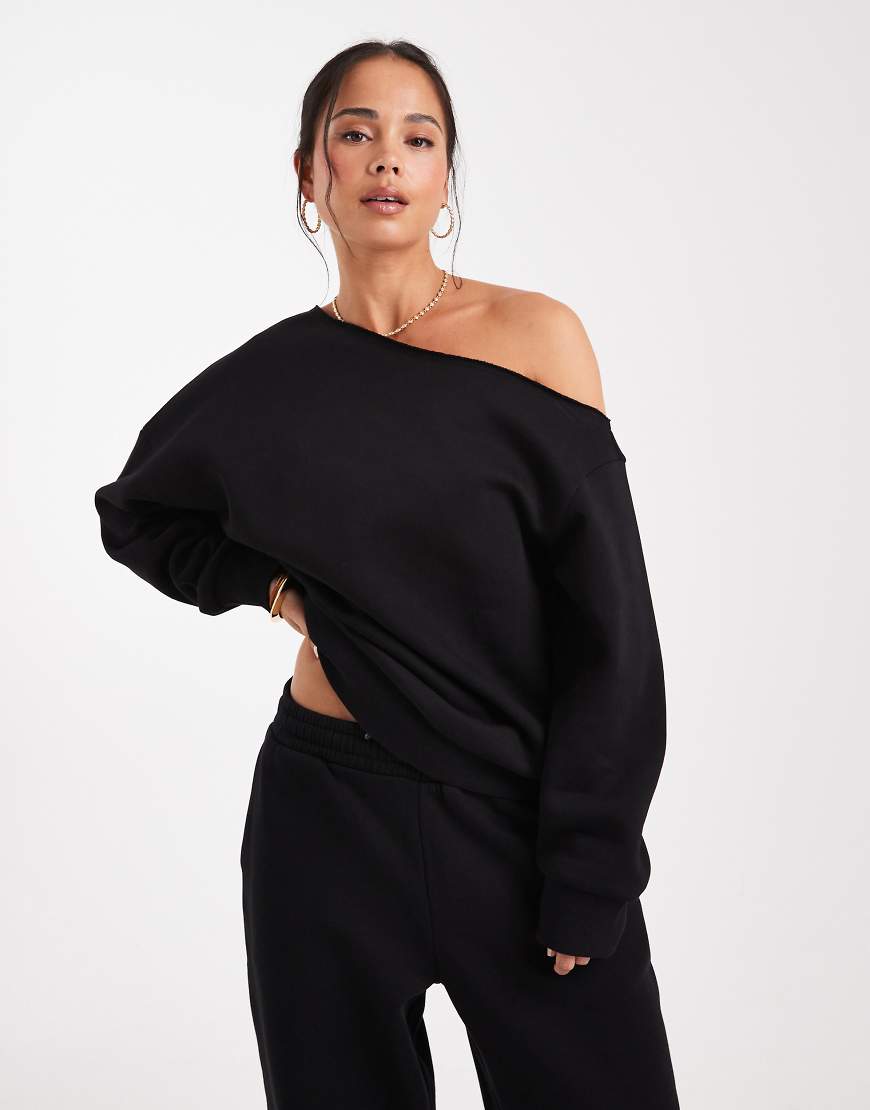 ASOS DESIGN - Schulterfreies Sweatshirt in Schwarz mit weicher Innenseite von ASOS DESIGN