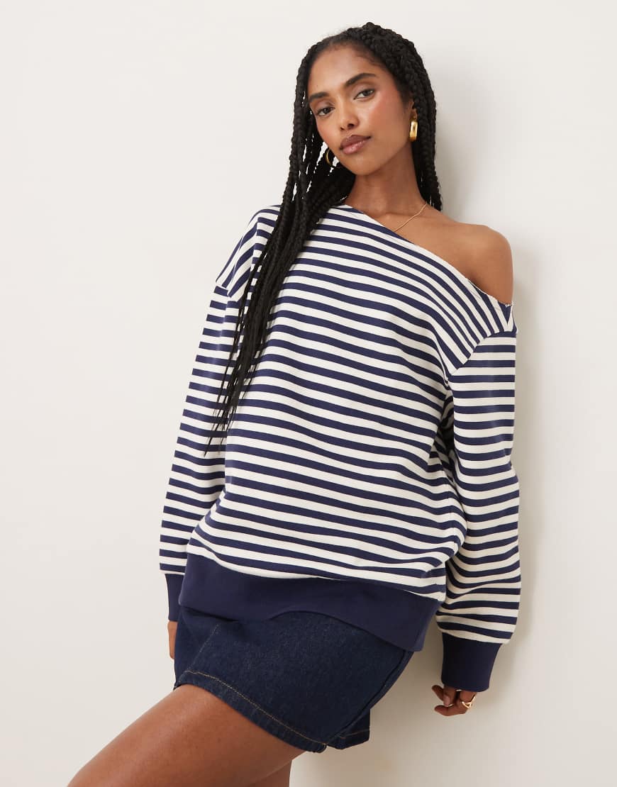 ASOS DESIGN - Schulterfreies Sweatshirt in gestreiftem Marineblau mit weicher Innenseite-Bunt ASOS DESIGN - Schulterfreies Sweatshirt in gestreiftem Marineblau mit weicher Innenseite-Bunt von ASOS DESIGN